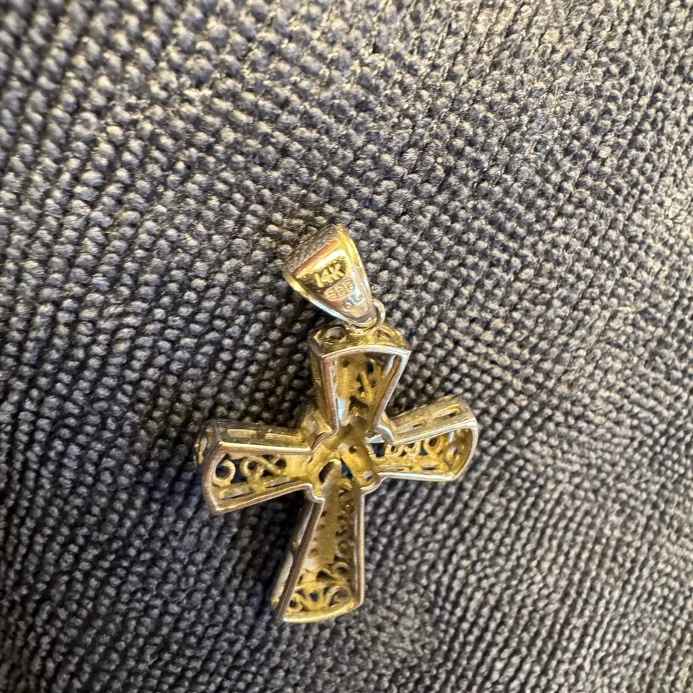 Elegant 14K White Gold Cross Pendant - Picture 2 of 2